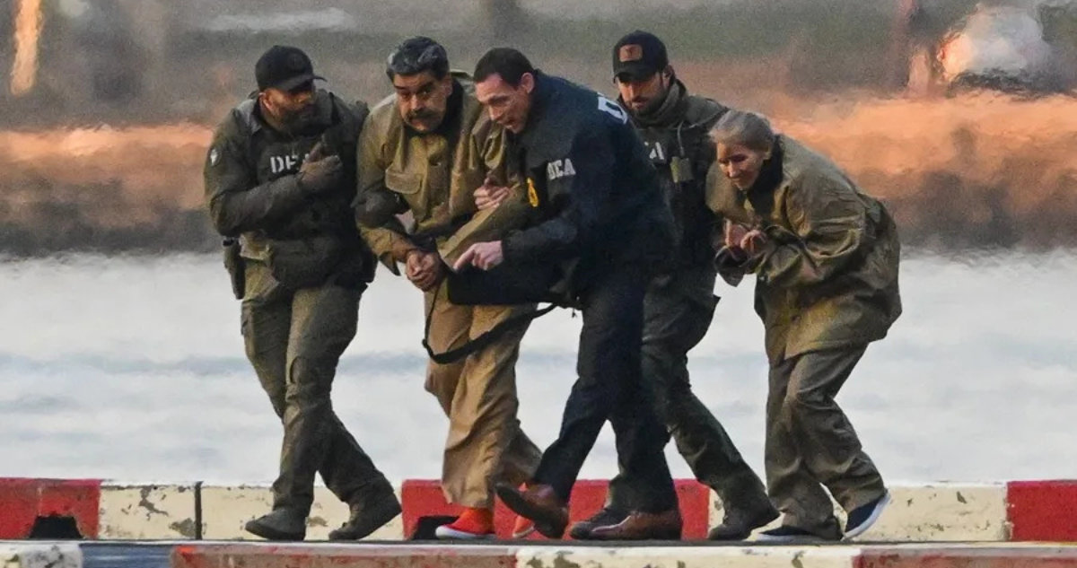 Nicolás Maduro y su esposa, Cilia Flores, durante su traslado al tribunal