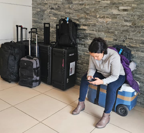 Una de las científicas haciendo llamadas y seguimiento de vuelos mientras una de las maletas clave seguía sin aparecer.