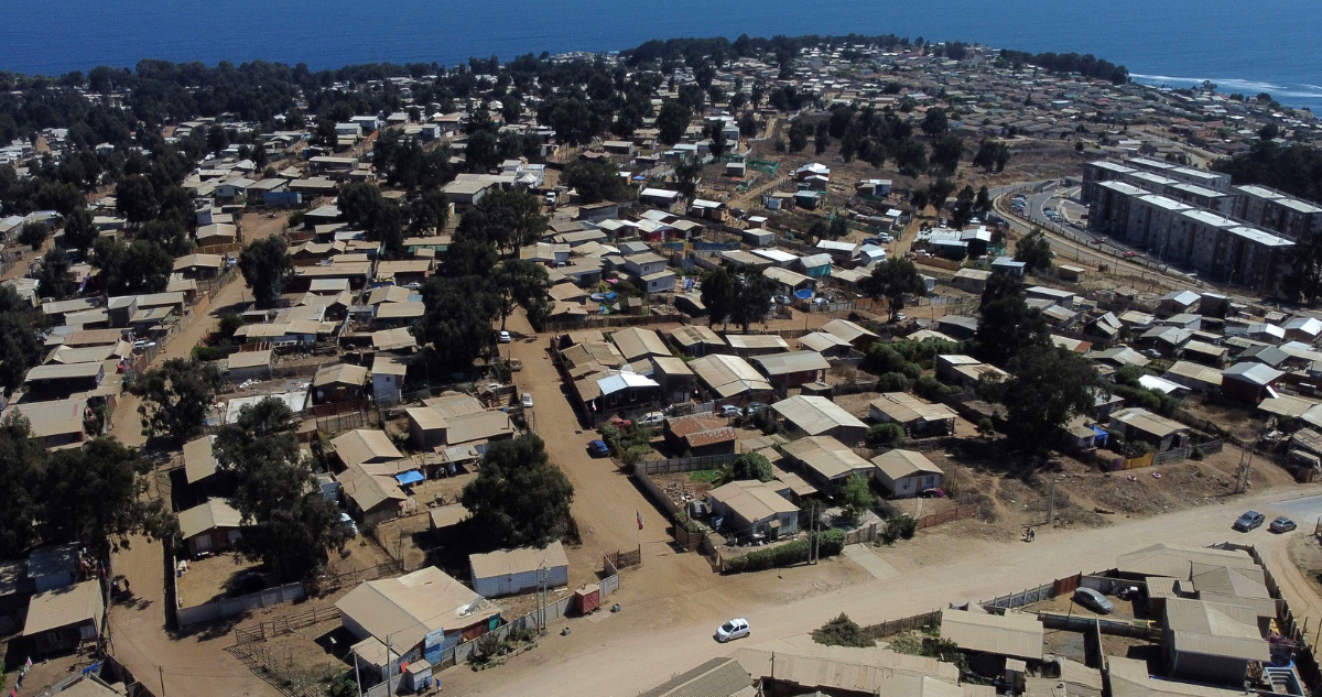 Podría atrasar desalojo: terreno propiedad de Contraloría está dentro de megatoma de San Antonio