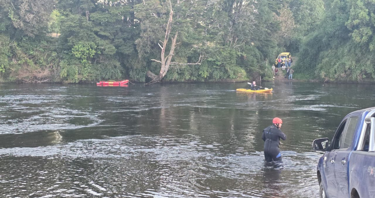 Menor de 6 años fue rescatado tras caer a las aguas del río Maullín: su padre permanece desaparecido