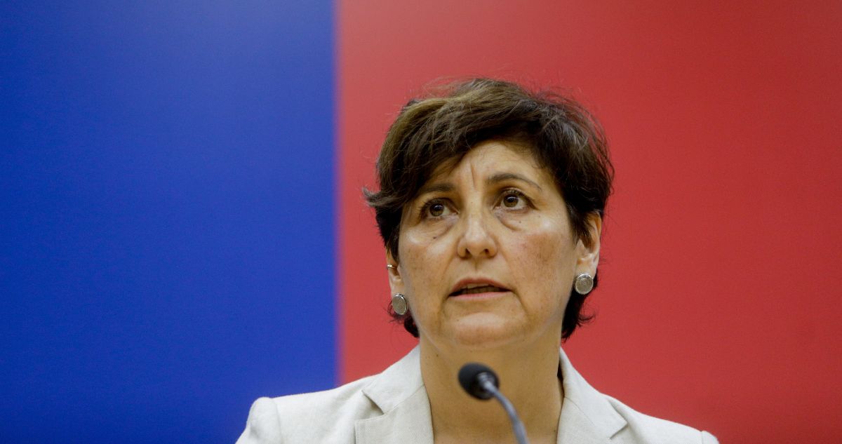 Ministra Aguilera descarta renuncia y defiende priorización en cirugía de su madre