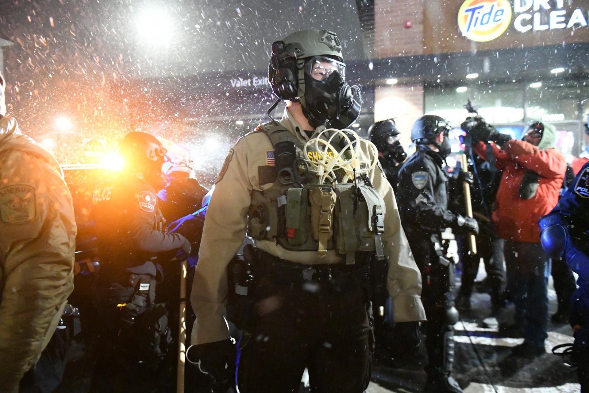 Policías custodian el hotel en donde se hospeda Gregory Bovino en Maple Grove, un suburbio de Minneapolis