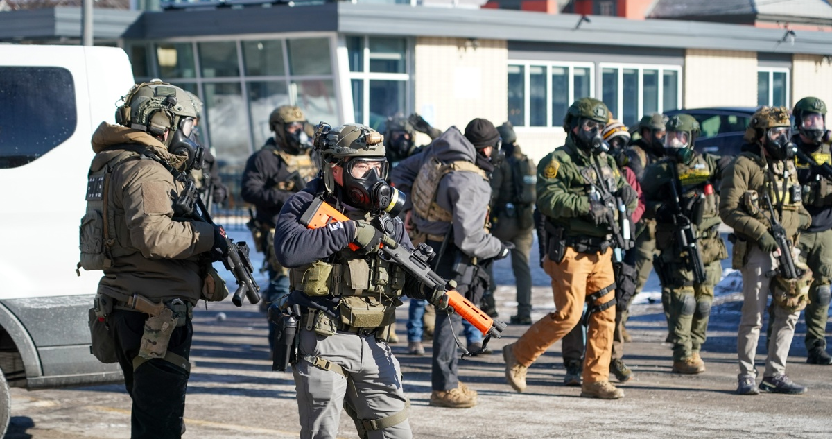 Gobernador demócrata de Minnesota moviliza a la Guardia Nacional tras muerte de hombre a manos de ICE