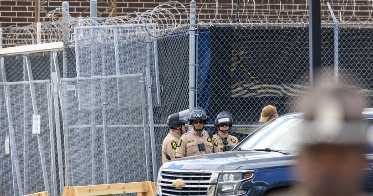 Imagen de archivo de agentes de policía en un centro de detención del ICE