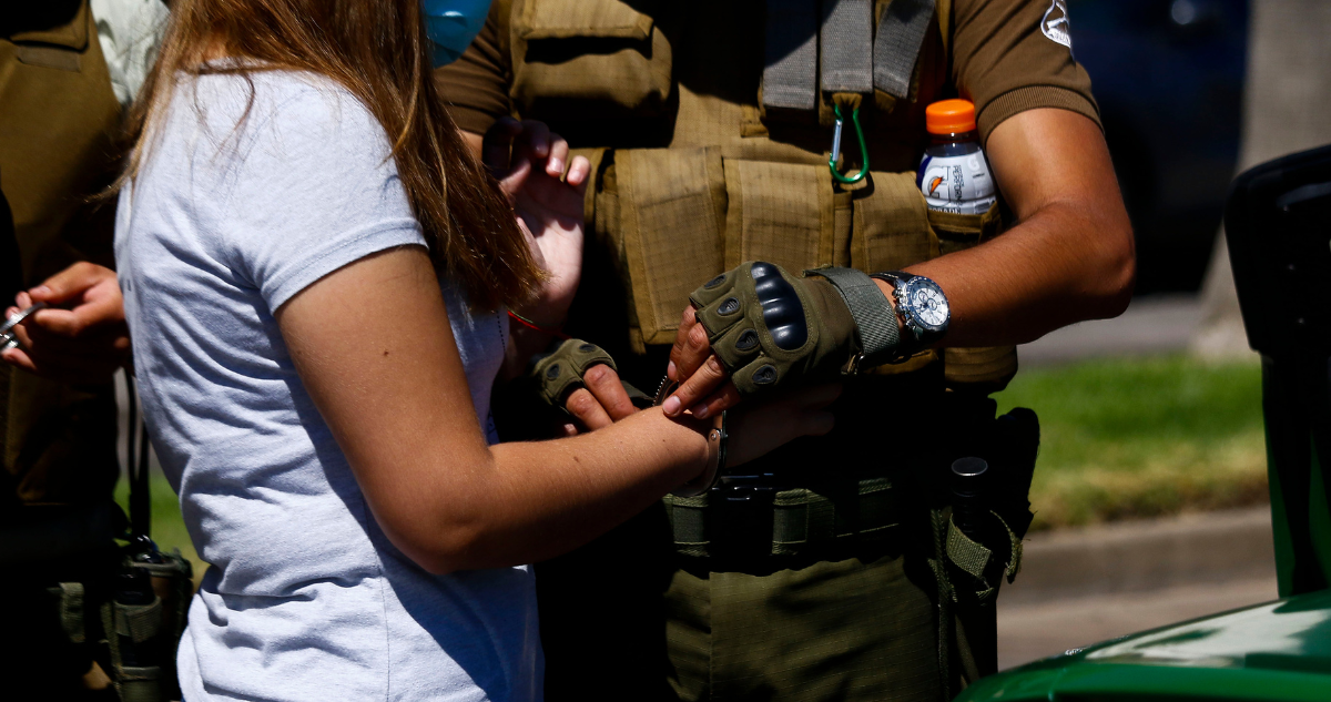 Mujer de 20 años habría provocado fuego que destruyó una casa en Llanquihue: reconoció autoría