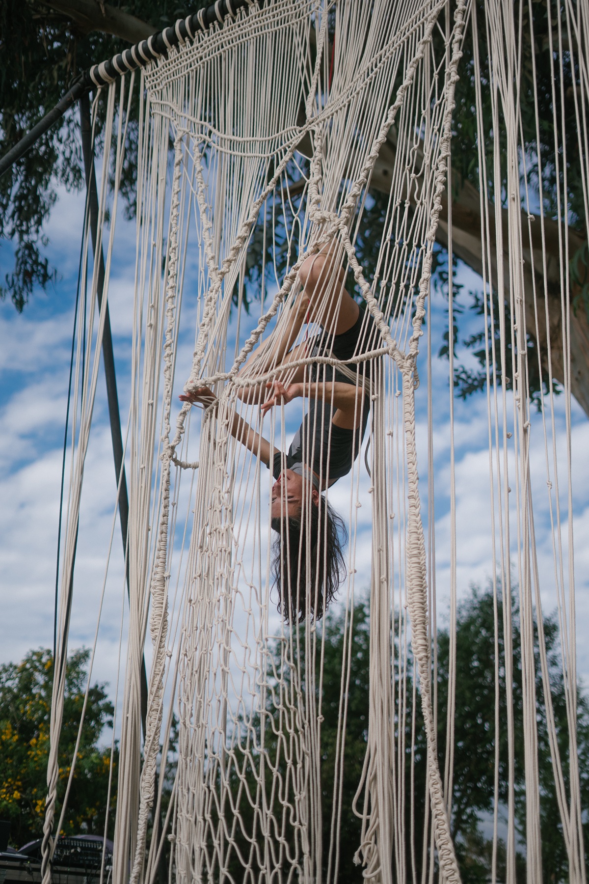 Mujeres que tejen en el aire