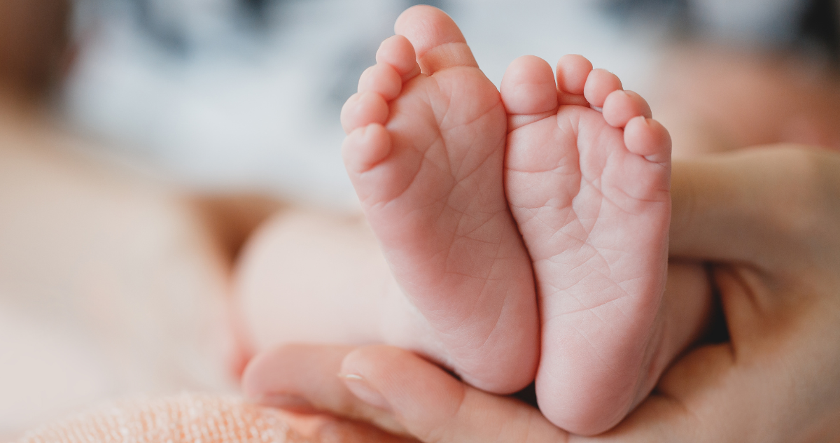 Los 10 nombres de niñas y niños más inscritos el 2025 en Chile: Emma y Mateo siguen liderando