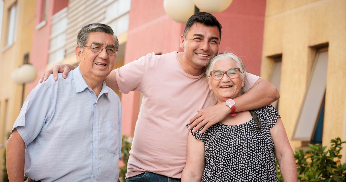 Andrés Caniulef junto a sus padres
