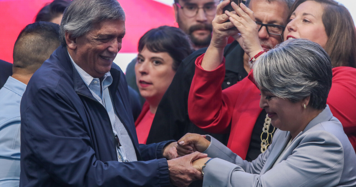 Cúpula del PC activa gestiones para recomponer vínculos ante dudas de Jara sobre su militancia