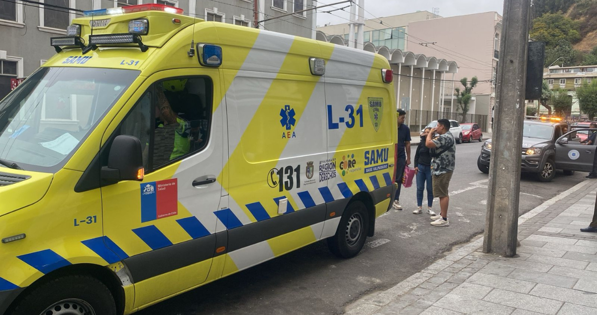 Persona resulta con fractura en extremidad inferior tras colapso estructural en edificio de Valparaíso