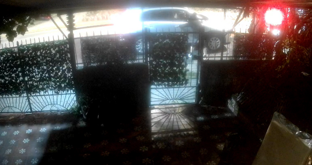 Delincuentes intimidan con armas de fuego a familia en violento portonazo en Quinta Normal