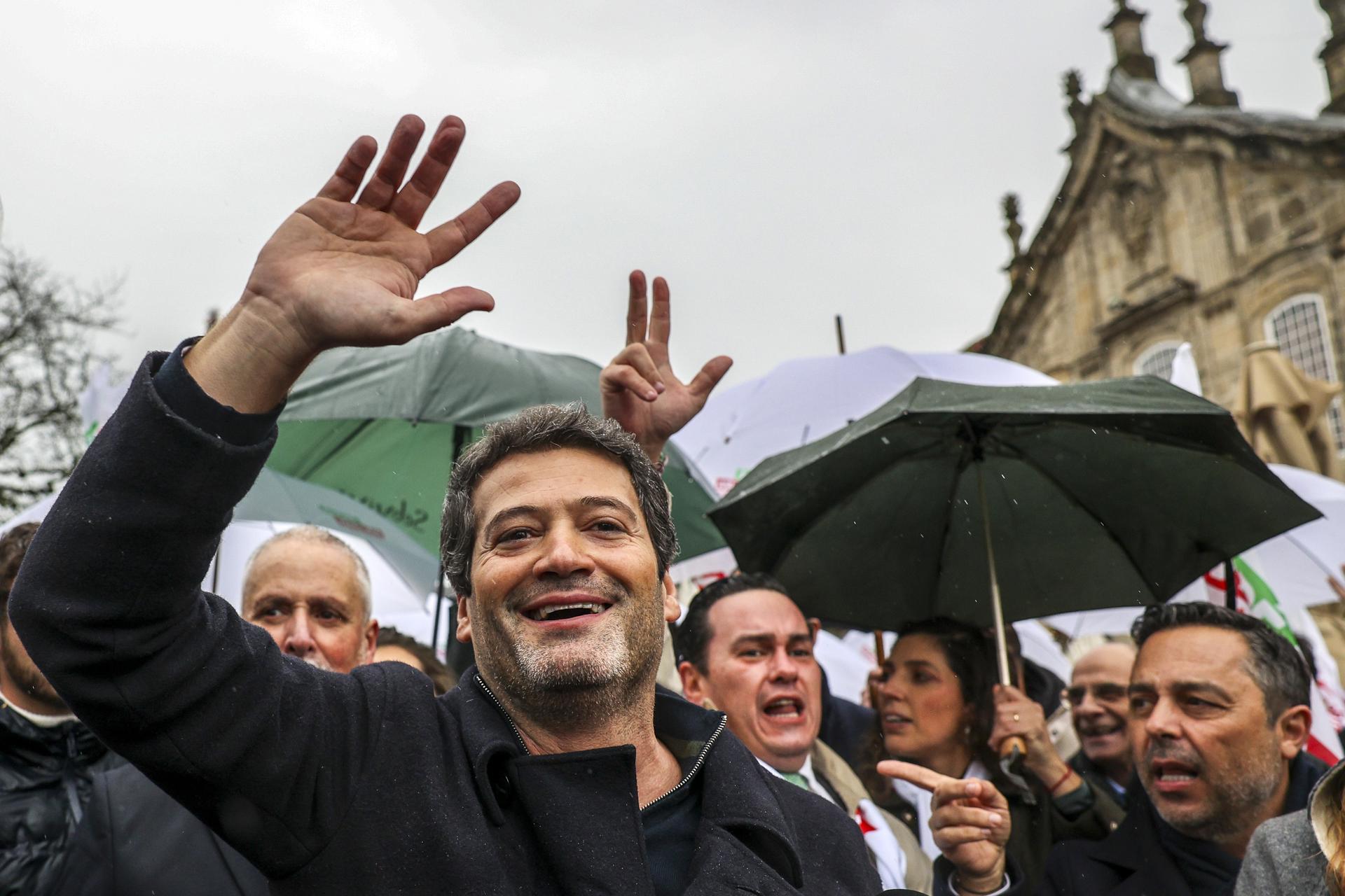 El candidato presidencial André Ventura saluda a sus adherentes en Caxinas, Vila do Conde 