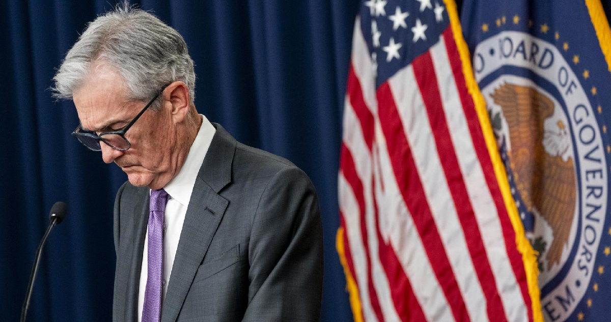 Wall Street en rojo, y oro y plata se van al alza ante investigación federal a presidente de la Fed