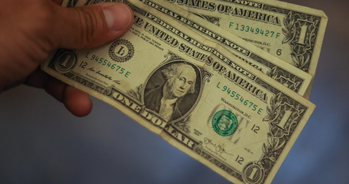 El dólar sigue cayendo hacia los $870 tras la moderación de tensiones geopolíticas y datos en EEUU