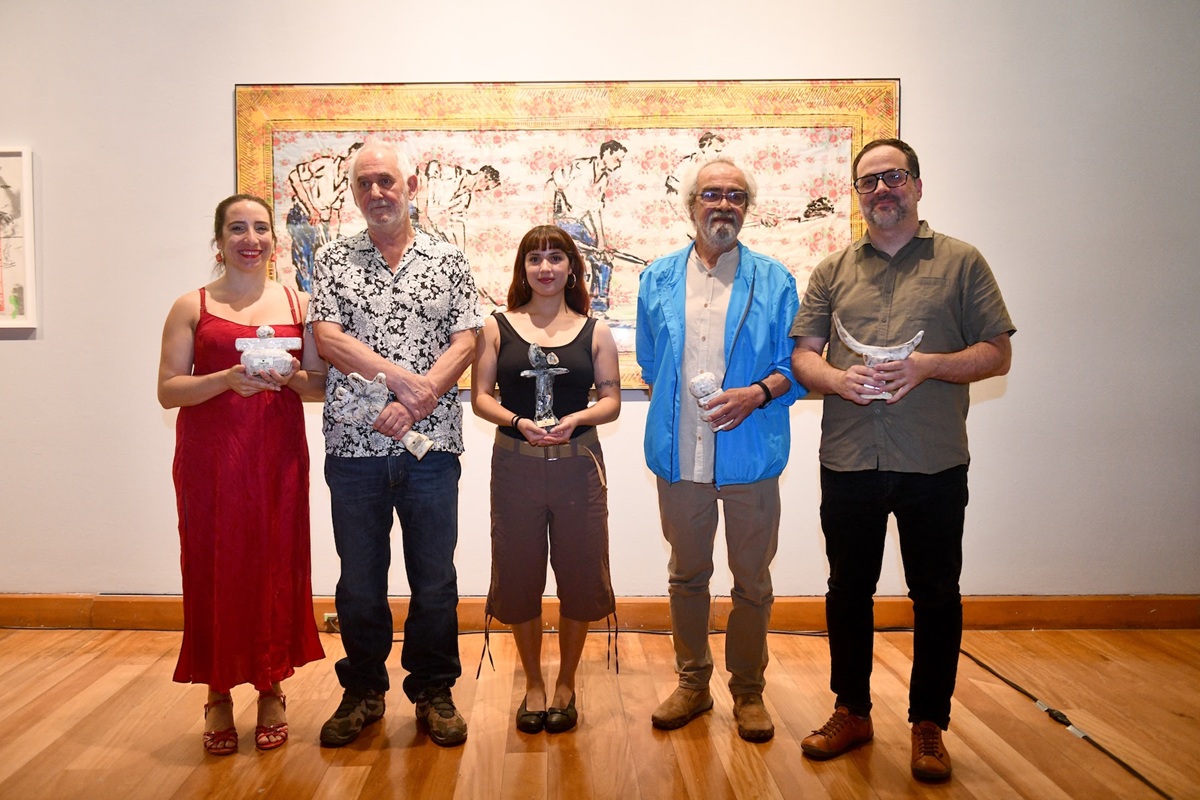 Miranda Montealegre Barros (hija de la escritora Pía Barros); Carlos Altamirano, artista ganador del Premio Plagio a la Creatividad Artística 2025; Ángela Abarca Cuevas (nieta del poeta Pepe Cuevas); Carlos Cociña, escritor; Pablo Brugnoli (hijo de la artista visual Virginia Errázuriz) 