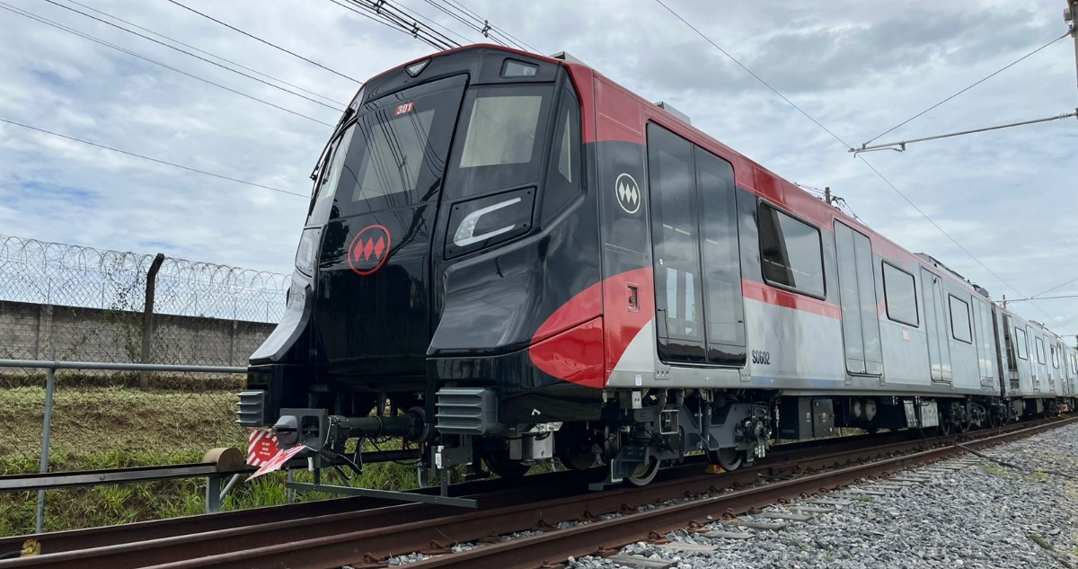 https://media.biobiochile.cl/wp-content/uploads/2026/01/presentan-el-primer-tren-terminado-de-la-futura-linea-7-del-metro_-su-operacion-se-proyecta-para-202.jpg