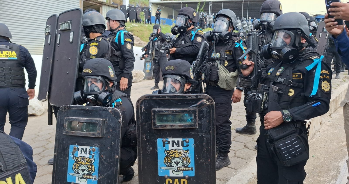 Presidente de Guatemala declara estado de sitio tras muerte de 8 policías en motines en cárceles