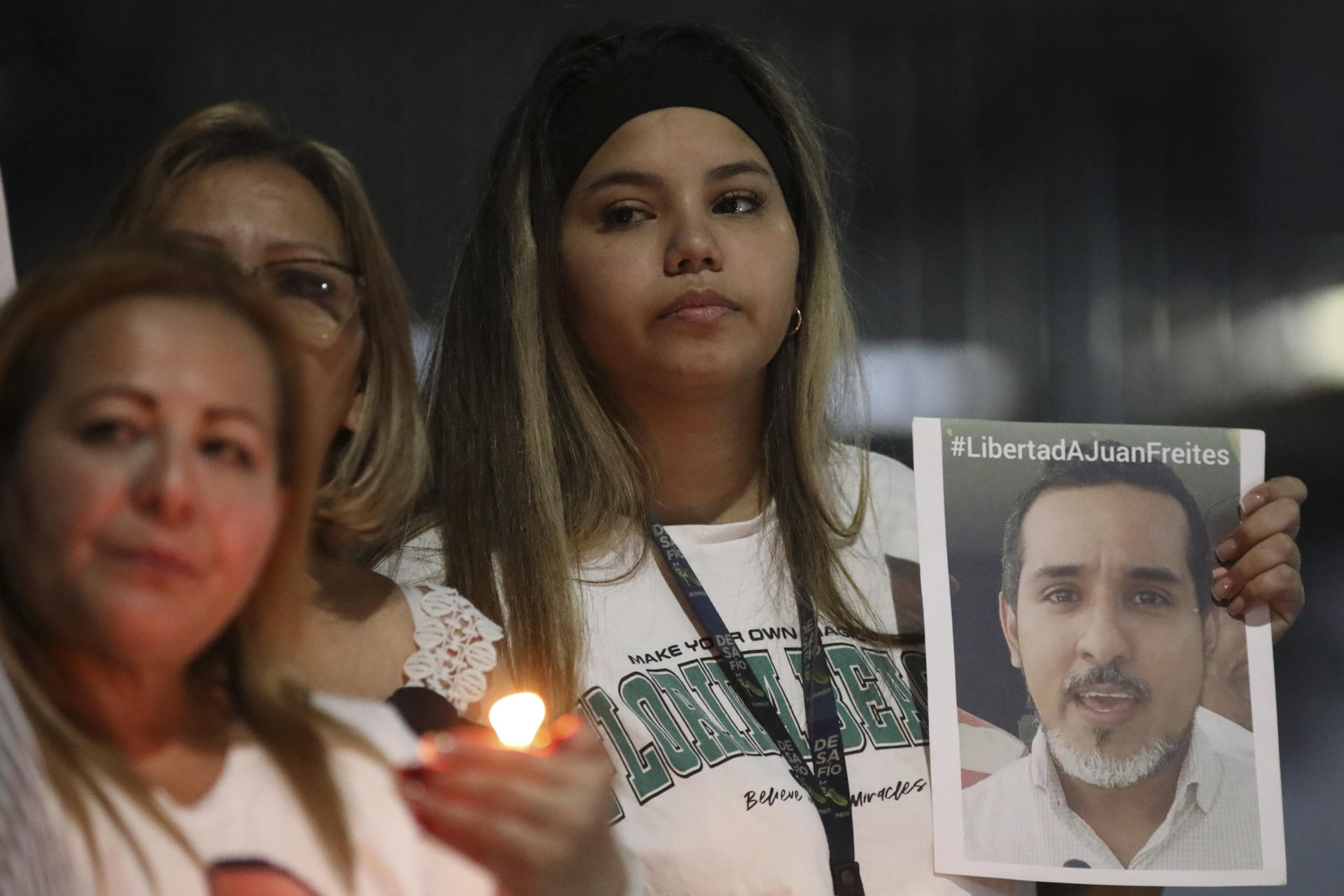 Familiares de presos políticos en Venezuela participan en una vigilia afuera de El Helicoide el domingo