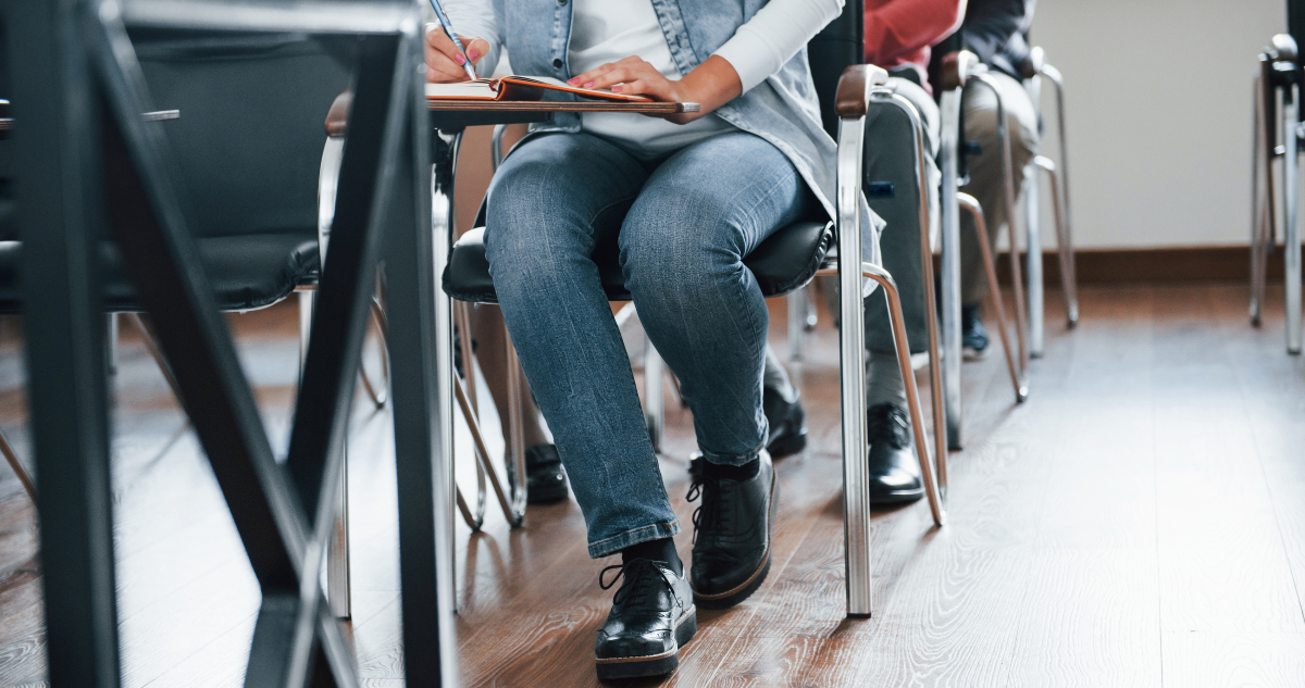 Foto de contexto de estudiantes en sala de clases.