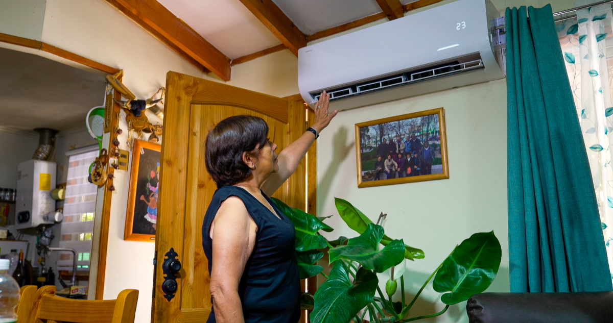 “Uno tiene que innovar”: vecina de Melipilla cambió gratis su estufa a leña por un aire acondicionado