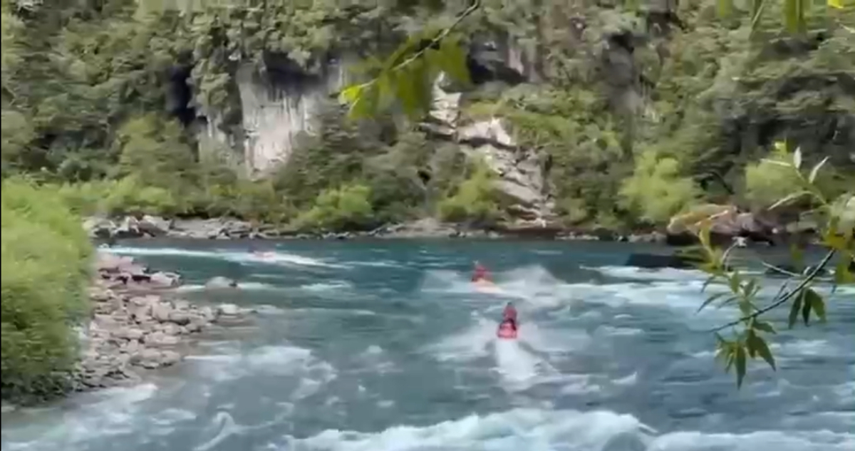Cancelan visas y ordenan expulsión de turistas rusos sorprendidos en motos de agua en el río Futaleufú