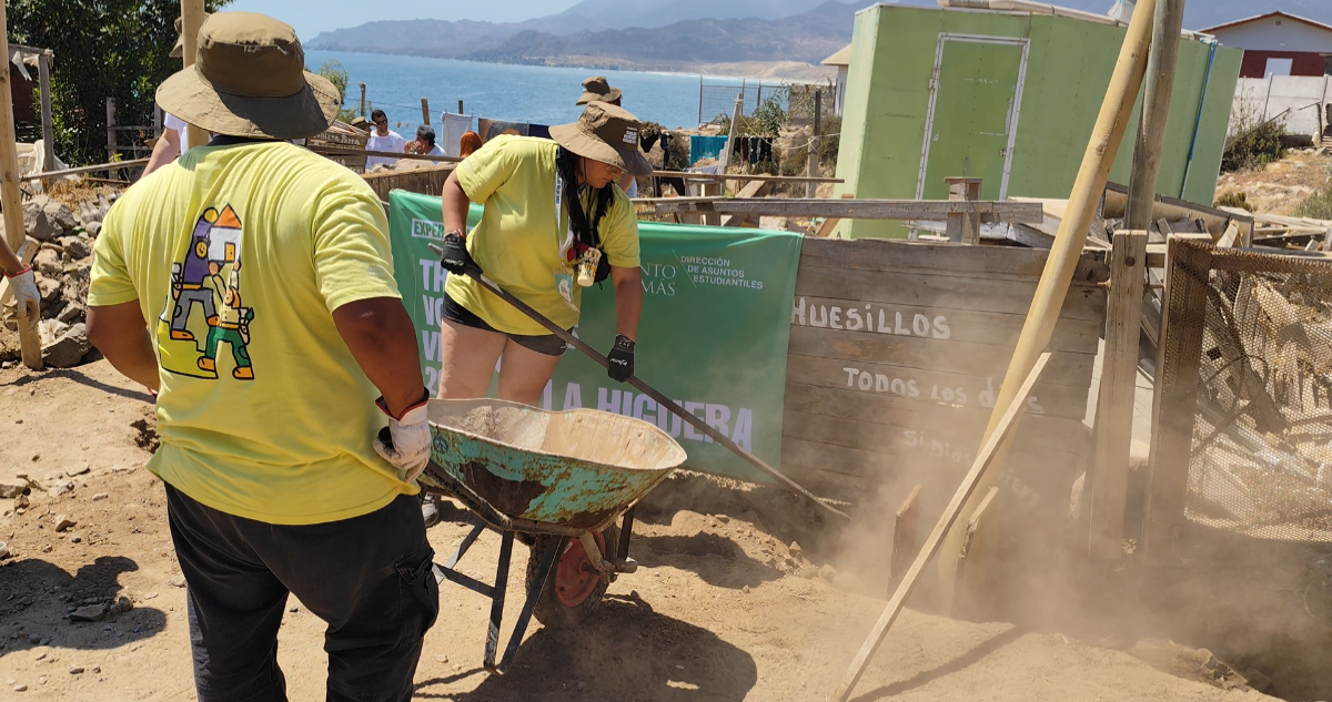 En tres regiones del país: 577 estudiantes participan en voluntariado de verano de Santo Tomás 91 familias de las regiones del Maule, Coquimbo y Bío Bío fueron beneficiadas por los Trabajos Voluntarios de Verano, impulsados por Santo Tomás, que buscan mejorar la calidad de vida de personas que habitan en zonas con altos índices de vulnerabilidad. En estos, participaron un total de 577 estudiantes de las instituciones Santo Tomás (Universidad, Instituto y Centro de Formación Técnica), provenientes de distintas regiones del país. Algunos de ellos participaron por primera vez, mientras que otros ya habían vivido la experiencia. Ese es el caso de Melisa Carrasco, egresada de Servicio Social, que participó en siete ediciones y esta fue la última. “Es una actividad donde uno adquiere más habilidades de las que ya tenemos y se pueden conocer personas de diferentes ciudades y carreras. Además, es muy fuerte ver el cambio que podemos generar en los hogares de algunas familias”, comentó. En la misma línea, Claudio Hernández, estudiante de Ingeniería en Informática, afirmó que “ha sido una experiencia super gratificante, he podido aprender mucho de otras personas y otras realidades del país, he podido conocer compañeros de otras ciudades que antes eran solo caras desconocidas, pero ahora nos llevamos súper bien”. En detalle, se llevaron a cabo proyectos de mejoramiento de viviendas, así como la reparación y construcción de estructuras. Además, se realizaron restauraciones de espacios públicos, establecimientos educacionales y operativos de carreras abiertos a la comunidad. Al respecto, Patricia Noda, vicerrectora de Estudiantes y Vinculación con el Medio, explicó que “los estudiantes aportan al bienestar de las comunidades mientras desarrollan competencias clave para la vida, como la comunicación, el liderazgo y el trabajo en equipo, reforzando así su formación integral fuera del aula”. Uberlinda Aquea, alcaldesa de La Higuera en la región de Coquimbo, destacó que “estos jóvenes no dimensionan el tremendo aporte que hacen a nuestra comuna, que a veces no es muy visibilizada. Que estos chicos se tomen una semana de sus vacaciones para ayudar a personas que lo necesitan es realmente un gran aporte”. Las localidades beneficiadas fueron Tomé, Dichato, Menque y Rafael en la región del Biobío; Los Junquillos, Licantén, Lora e Iloca en la región del Maule; La Higuera, Chungungo, El Trapiche y Caleta Los Hornos en la región de Coquimbo. Charlie Ferrada, uno de los beneficiarios de los mejoramientos de viviendas, valoró que “ha sido fabuloso, hoy nos tocó que nos ayudaran a mí y a mi señora. Los jóvenes han sido muy respetuosos y han demostrado sus ganas de hacer algo bonito para nosotros, estamos muy agradecidos”. Por su lado, Carlos Godoy, otro de los beneficiarios, contó “uno no tiene los recursos para hacer esto y yo como vivo solo también me ha servido para compartir. Ellos forraron esta pieza y me va a servir para el invierno, para que esté más abrigado”. Los Trabajos Voluntarios son una actividad tradicional de las instituciones Santo Tomás que, cada año, se realiza en su versión de verano e invierno, reuniendo a cientos de estudiantes desde Arica hasta Punta Arenas.
