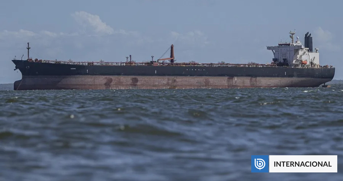 Rusia envía submarino para escoltar petrolero sancionado por EEUU en el Atlántico