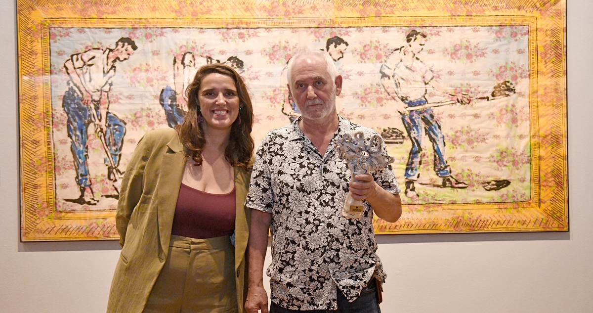 Soledad Camponovo, Coordinadora General Fundación Plagio y el artista ganador Carlos Altamirano – Gentileza Fundación Plagio