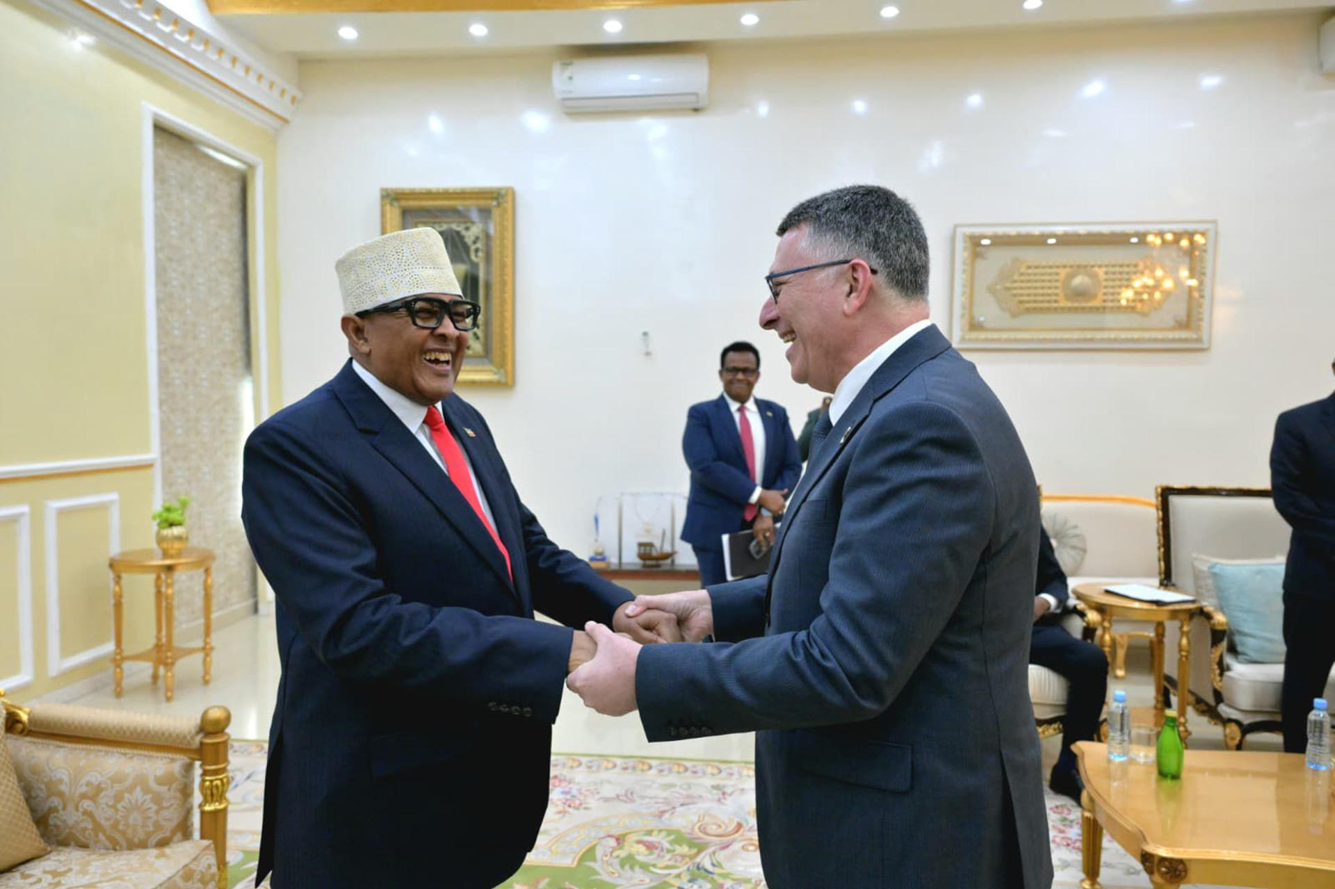 El canciller israelí Gideon Saar con el presidente somalilandés, Abdirahman Mohamed Abdullahi