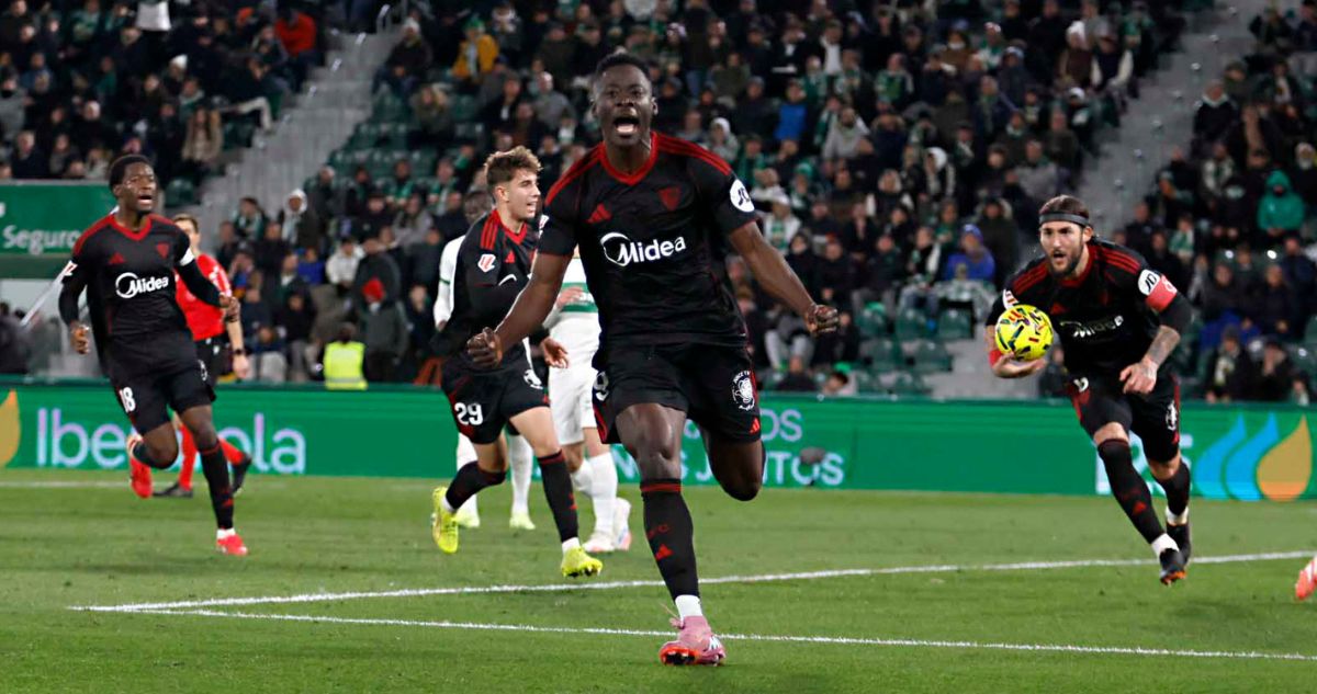 Suazo protagonista y doblete de Adams: Sevilla rescató empate en visita al Elche y respira en LaLiga