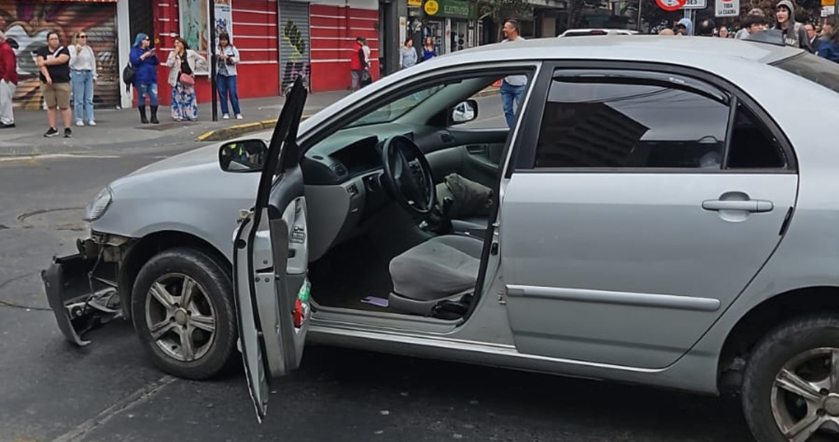 Sujeto colisiona a camioneta y luego abandona vehículo en Concepción