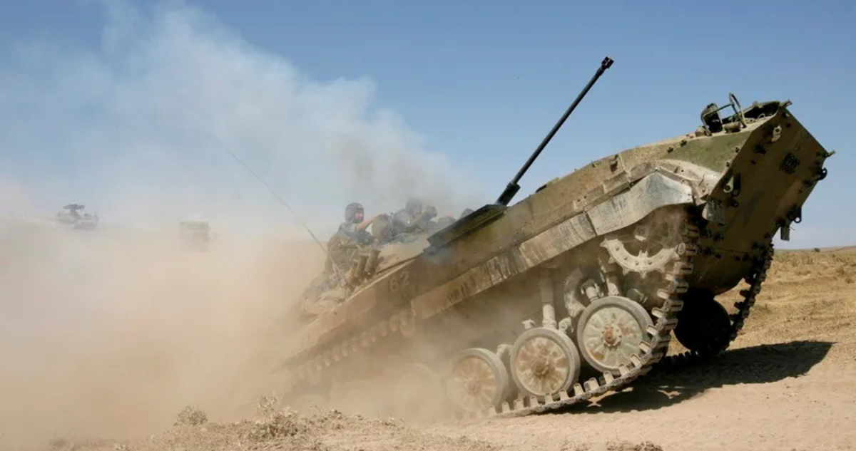 Imagen de archivo de un soldado ruso realizando maniobras en un tanque