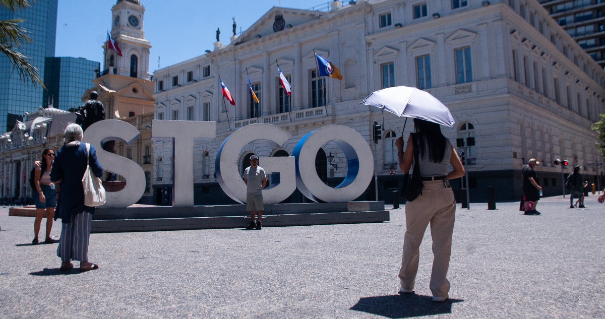 Tras lluvias y tormentas eléctricas: DMC emite aviso de altas temperaturas de hasta 34°C en Santiago