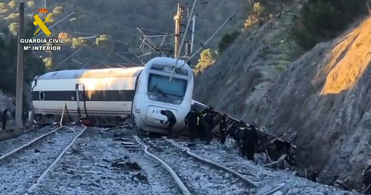 Aumentan a 39 los muertos tras choque de trenes en el sur de España