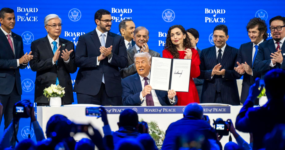 El presidente de EEUU, Donald Trump, con la carta fundacional de la “Junta de la Paz” en Davos