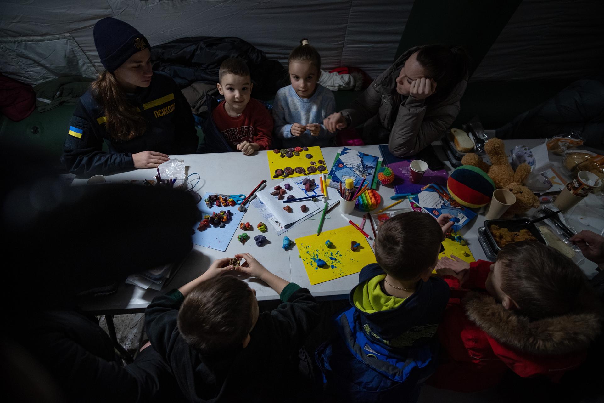 Niños en puntos establecidos en Kiev para enfrentar los cortes de electricidad y calefacción 