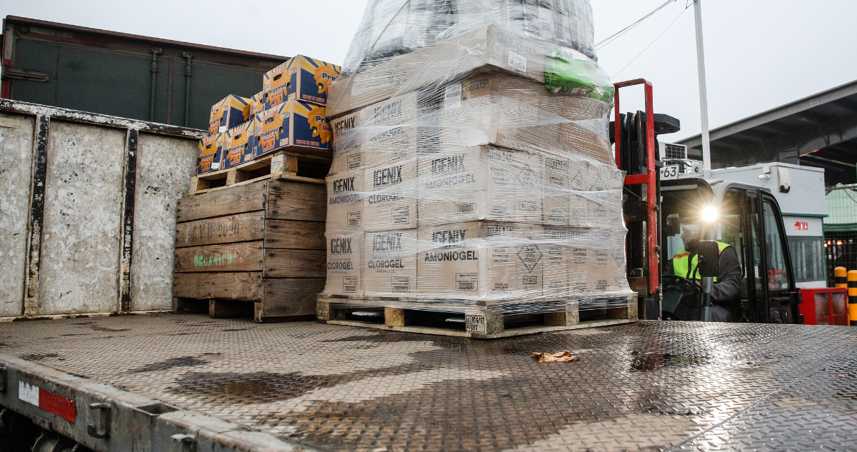 Valdivia envía camión con 22 toneladas de donaciones para damnificados por incendios en Lirquén