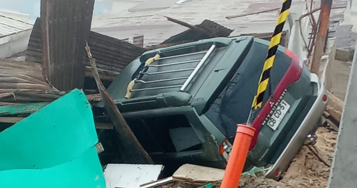 Seis lesionados deja accidente en Valparaíso: vehículo terminó incrustado sobre una casa
