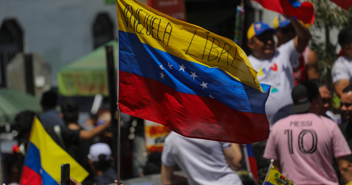 Personas celebrando con banderas de Venezuela la captura de Maduro