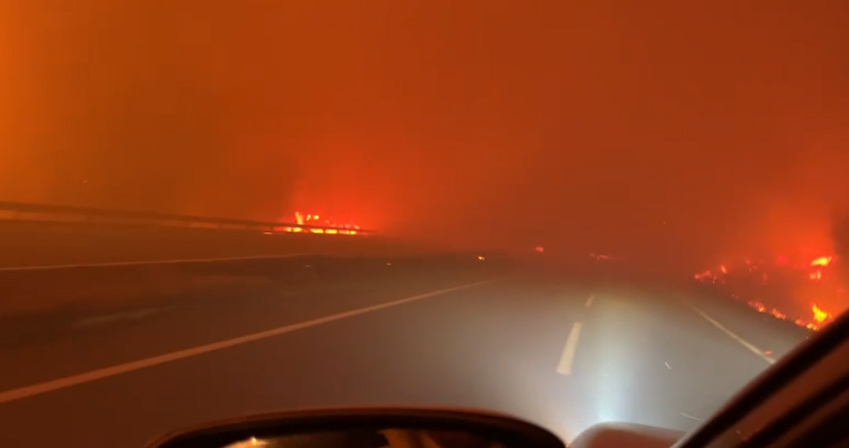 Video muestra la intensidad del incendio en Autopista del Itata: ruta está cortada