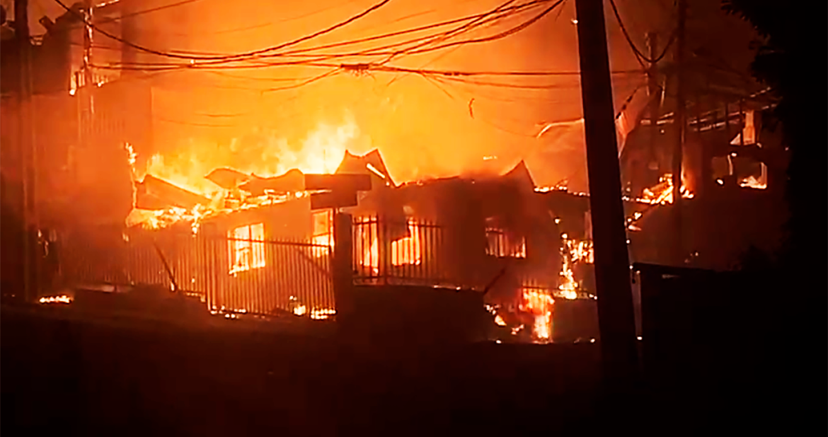 Videos muestran como incendio descontrolado destruyó una población casi completa en Lirquén