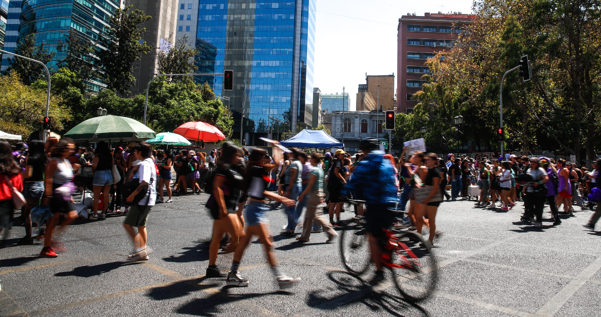 Gente caminando por Santiago
