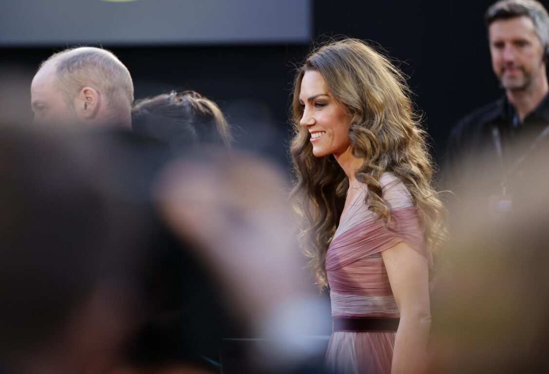 Los príncipes de Gales, William (izq.) y Catherine (der.), llegan a los premios de cine EE BAFTA 2026.