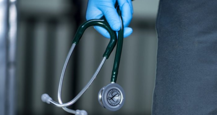 Médico imputado por abuso sexual en Cesfam de Ancud queda con prohibición de acercarse a la víctima