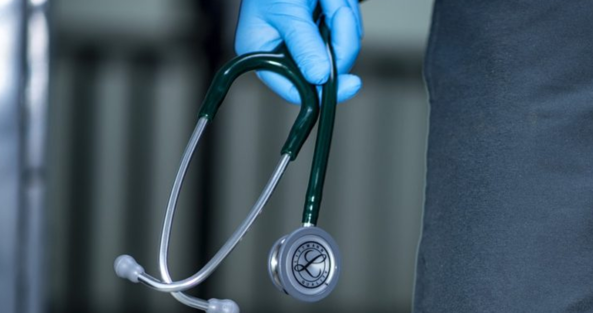 Médico imputado por abuso sexual en Cesfam de Ancud queda con prohibición de acercarse a la víctima