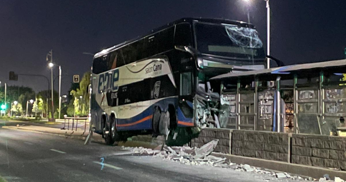 Dos heridos deja choque de un Eme Bus con un paradero en Talcahuano