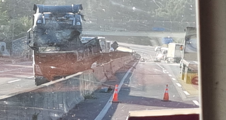 Accidente en ruta Cabrero-Concepción obstaculiza tránsito: camión chocó contra barrera de contención