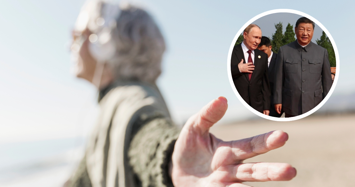 Adulta mayor mirando el horizonte y foto de Putin y Xi Jinping.