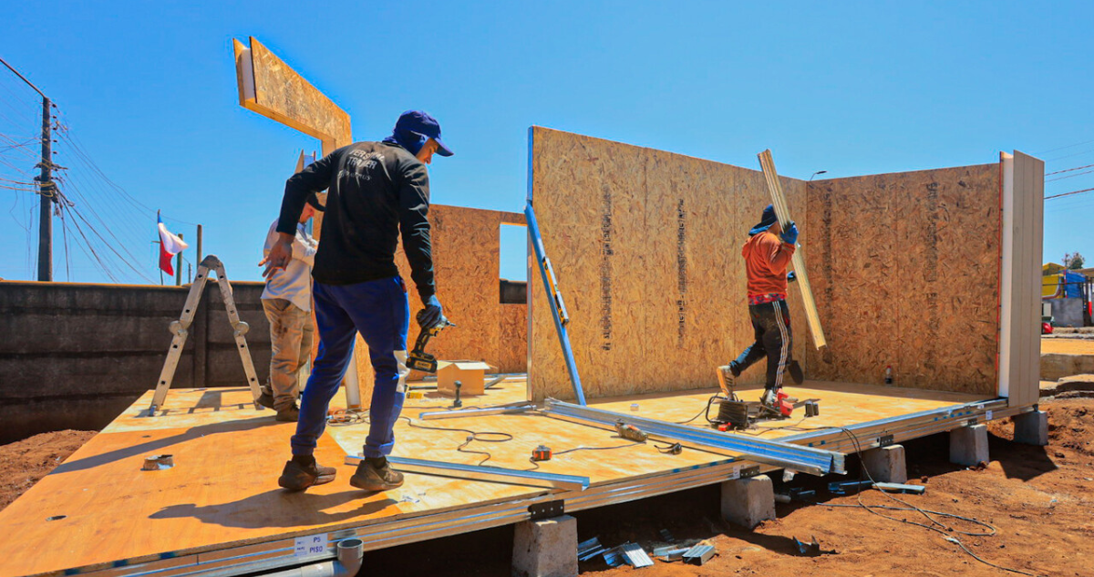 Acusan lenta entrega de viviendas tras incendios en Bío Bío: Senapred tilda tarea de “titánica”