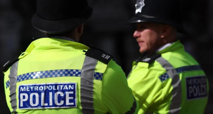 Acusan a un adolescente de 13 años por intentar asesinar a dos niños en una escuela de Londres